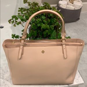 Tory Burch Tote in EXCELLENT condition.